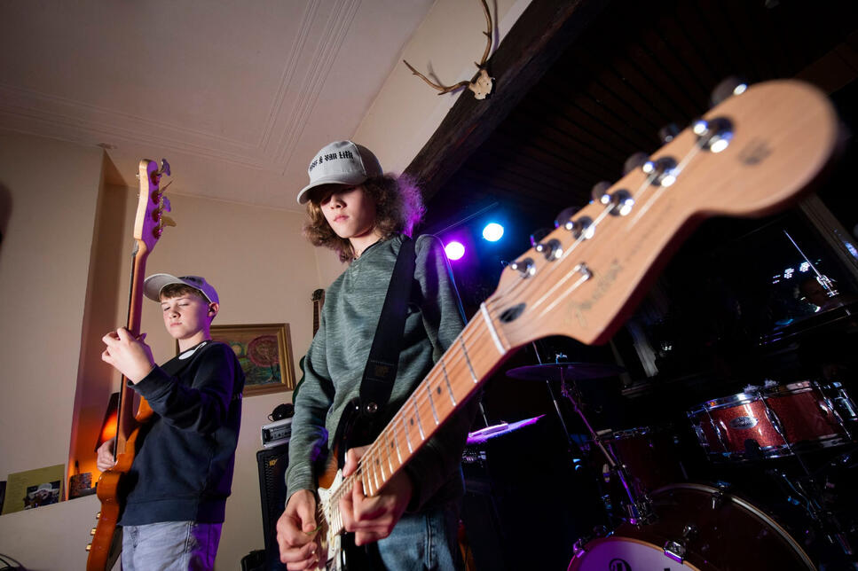 Dries &amp; Nio spelen de blues in huiskamer van opa Bas Marees.